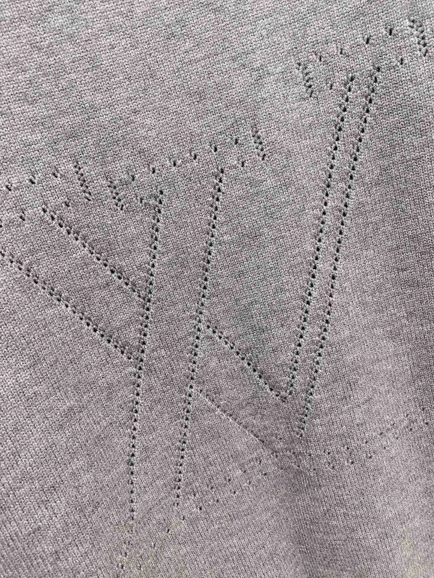🅿️440 [LV Louis Vuitton] Autumn and winter classic lapel sweater, in full condition! ! ! Wool blended fabric, the latest model in 2025, golden ratio! ! Slim-fitting soft gold, versatile and practical item, the combination and practicality are extremely powerful, simple and elegant, and classy! To create your own style, it is highly recommended to buy it in two colors. The standard slim fit tailoring process is suitable for both young and old men. It is knitted from wool and will not cause any discomfort! While keeping warm, it is stylish, textured and wearable, and the classic logo with contrasting colors on the chest feels in place! ! Recommended for regular customers! ! Size M-3XL (maximum wear: 190 pounds)